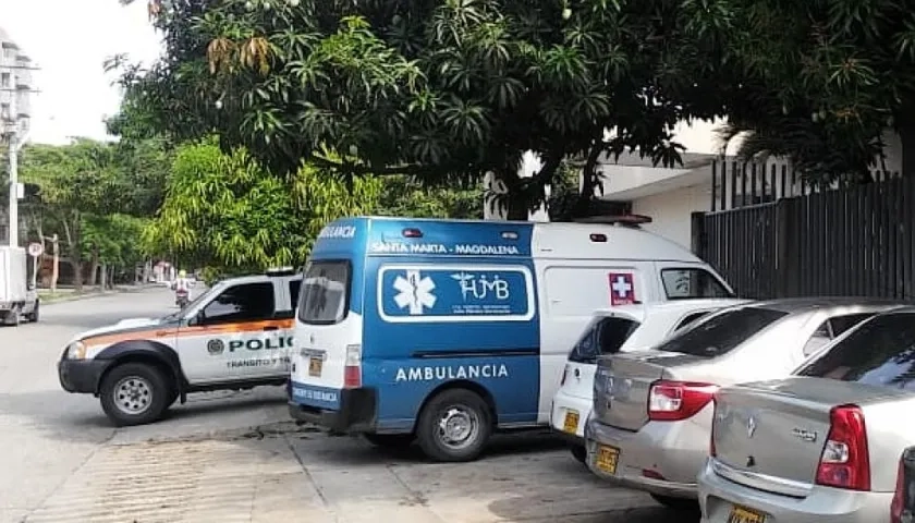 Patrulla que llevó al accidentado a Medicina Legal.