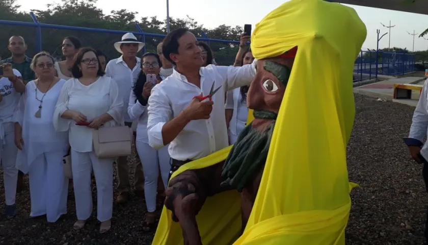 Develación de la escultura ”El Man-Glar”.