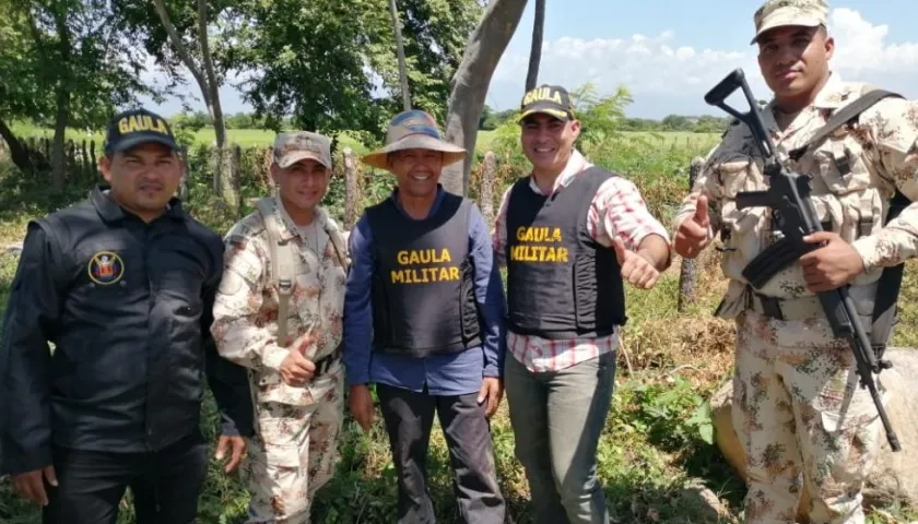 El docente Bienvenido Mendoza Oñate (centro).