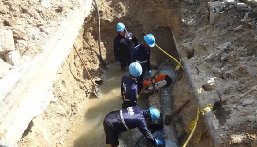 Funcionarios de Triple A trabajando 