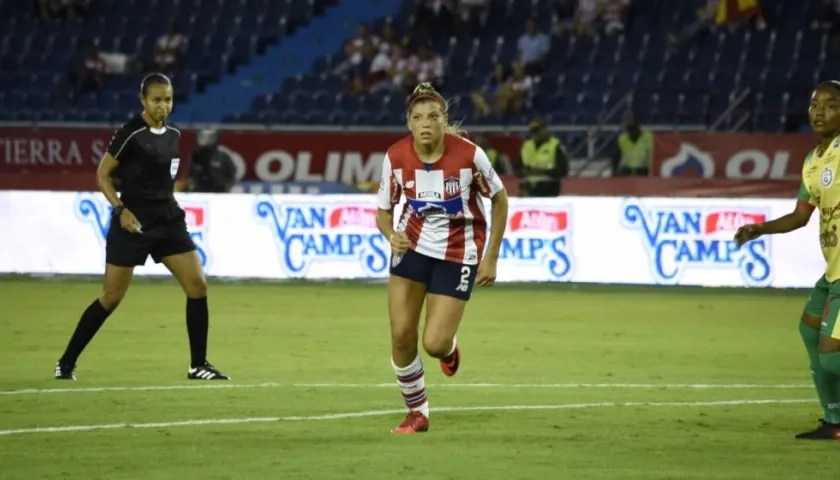 Camila Gallea, defensora argentina de las Tiburonas. 