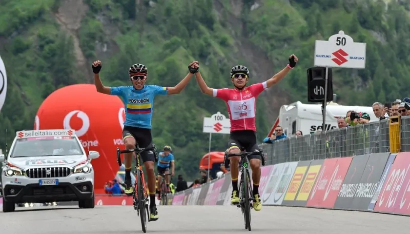 Camilo Ardila cruza la meta de la mano de su compañero Juan Diego Alba.
