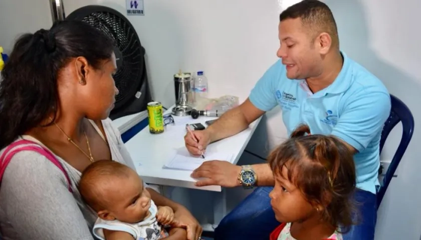 Atención a las familias en el programa Salutón de la Alcaldía de Soledad.