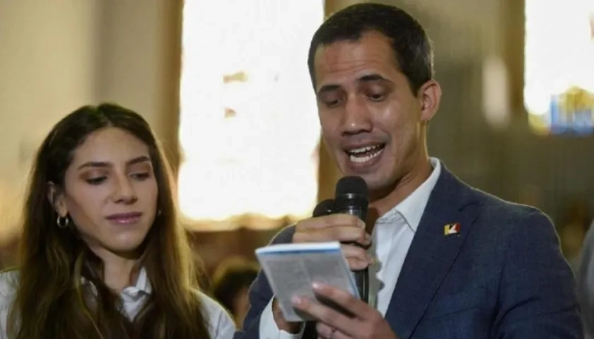 Fabiana Rosales, con su esposo, el líder opositor Juan Guaidó.
