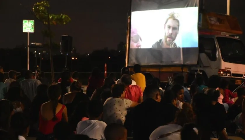 Cine al Río esta noche en el Gran Malecón del Río.