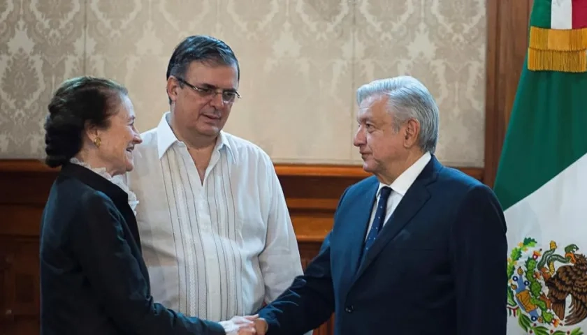 Andrés Manuel López Obrador (d), el secretario de Relaciones Exteriores, Marcelo Ebrard (c) y la directora ejecutiva de Unicef, Henrietta Fore