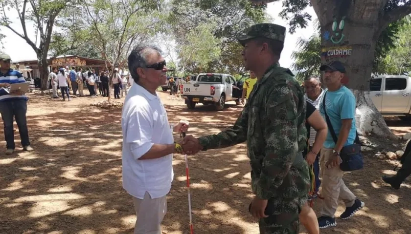 Jesús Santrich dándole la bienvenida al comandante del ejército de alta montaña del César.