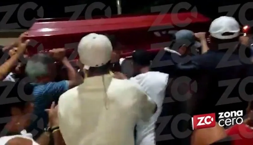Momento en el que vecinos y amigos cargan el cajón con el cuerpo equivocado.