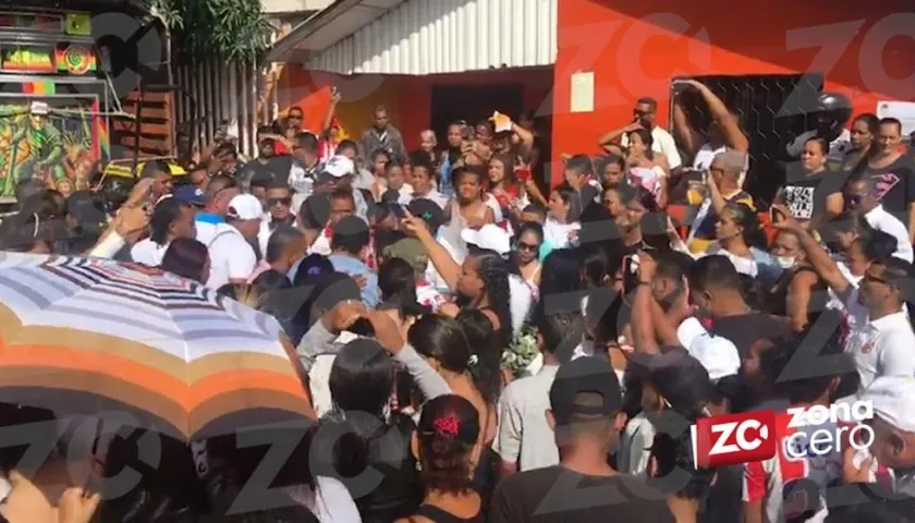 El cortejo fúnebre, a la salida de la casa donde residía Jair Roberto.