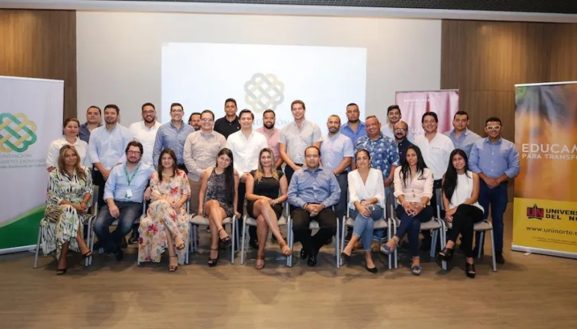 El grupo de 15 emprendedores de Reinventa tu negocio, con las empresas que hacen parte de la alianza.