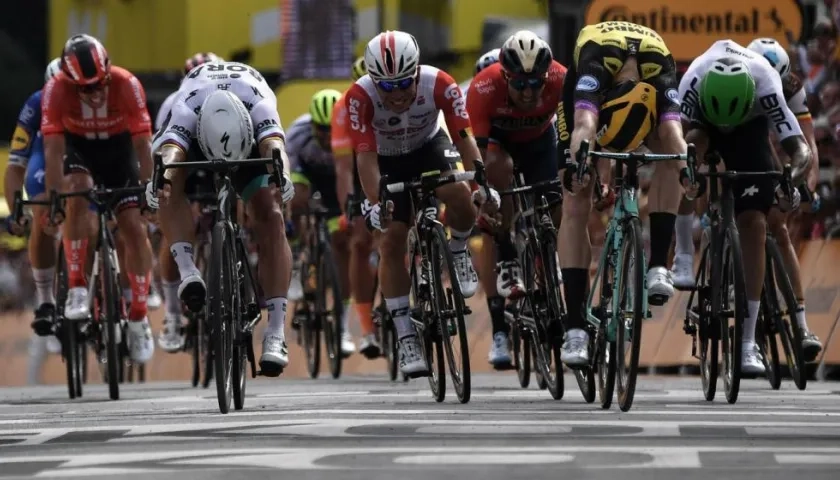 Mike Teunissen se impone en la meta a Peter Sagan.