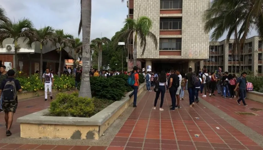 Estudiantes regresan a la normalidad académica.