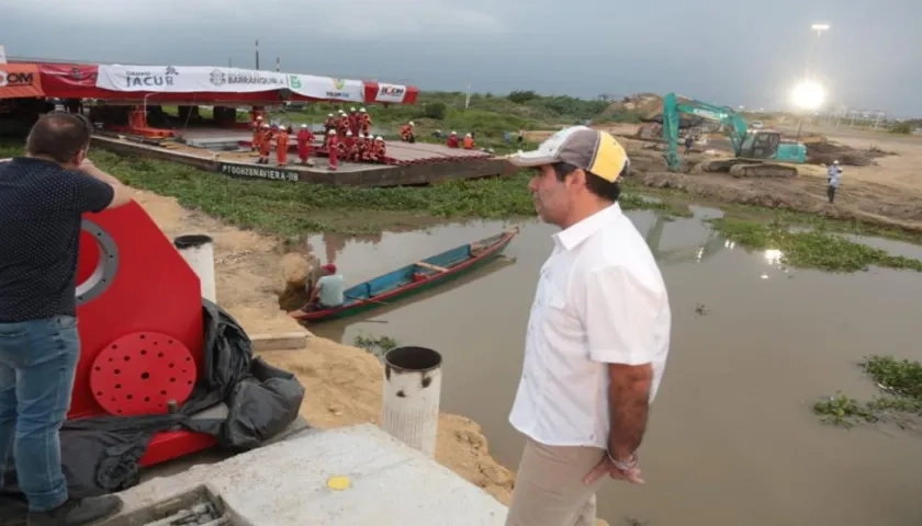 Alcalde de Barranquilla Alejandro Char en el montaje del puente móvil