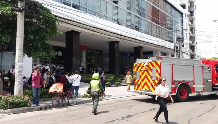 Bomberos hacen presencia en el Smart Office Center.