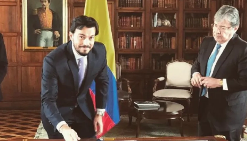 Luciano D'Alessandro firmando el documento que oficializa su nacionalidad. 