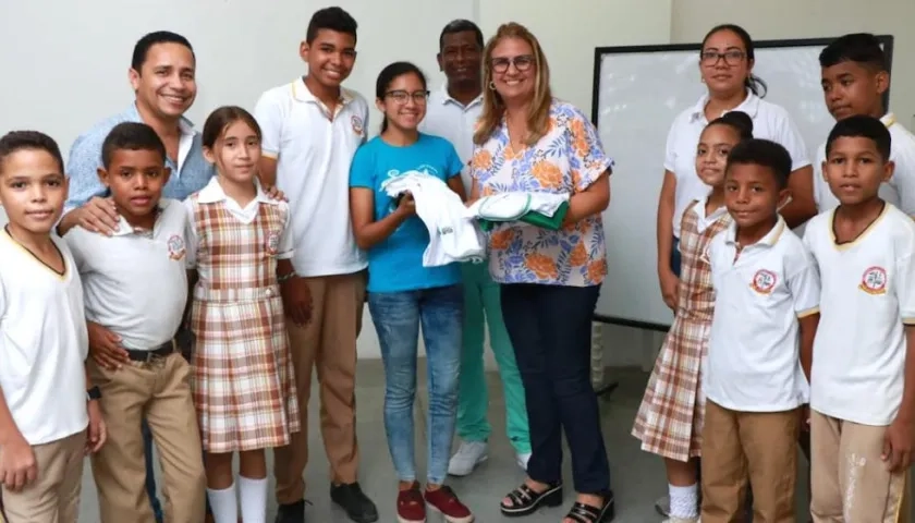 La Secretaria de Educación, Bibiana Rincón, con estudiantes barranquilleros.