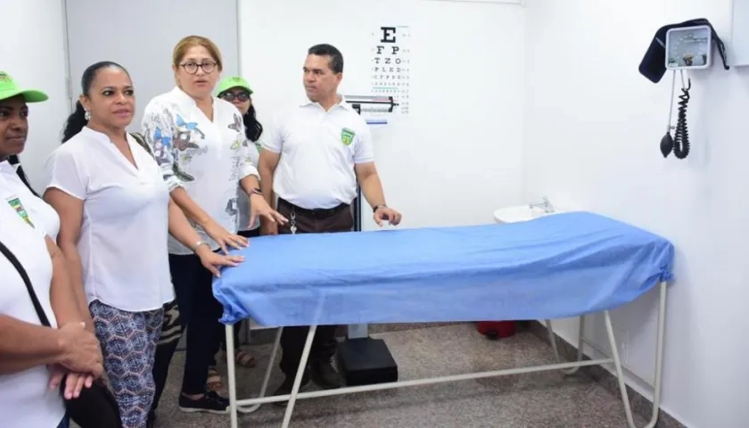 La Secretaria de Salud, Alma Solano, inspeccionando las instalaciones.