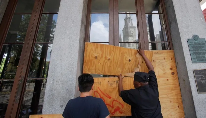 Un restaurante se prepara para afrontar los vientos de Barry.