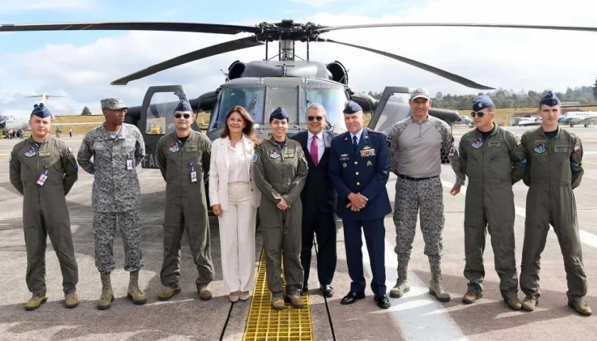 La capitana Charry, en la mitad de Marta Lucía Ramírez e Iván Duque.