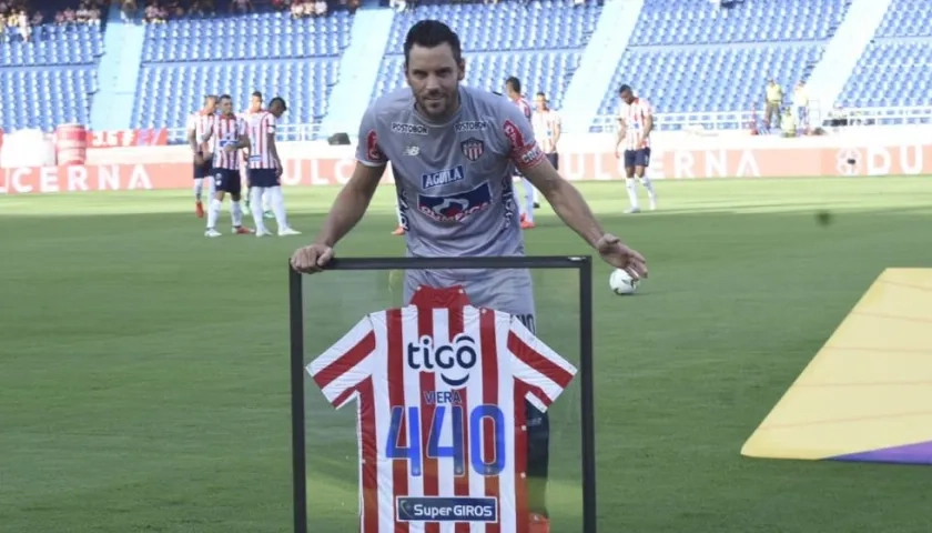 Sebastián Viera con su camiseta.