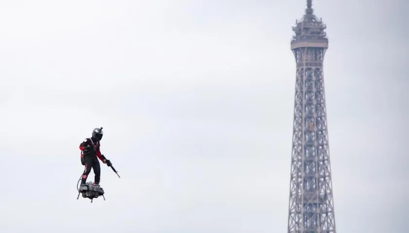Franky Zapata vuela con la Torre Eiffel de fondo. 