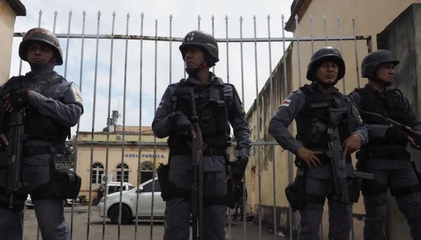 Fuerzas militares también han sido desplegadas en las inmediaciones de los centros penitenciarios.