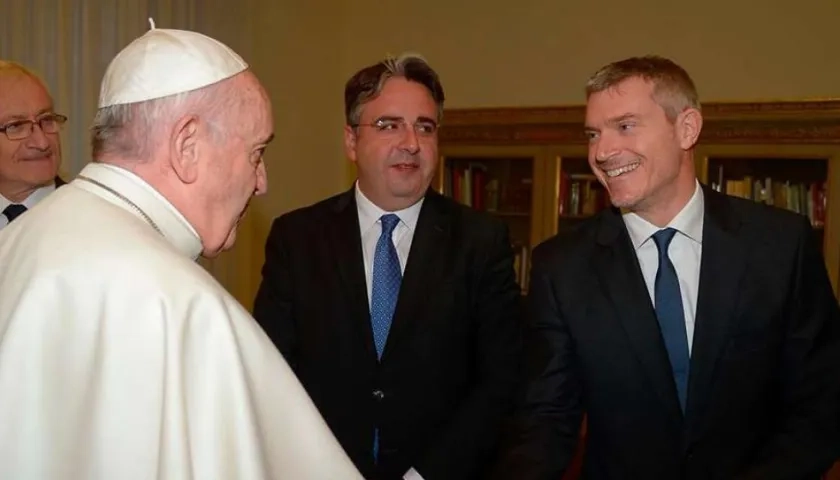 El Papa Francisco saluda a Matteo Bruni, nuevo portavoz del Vaticano.