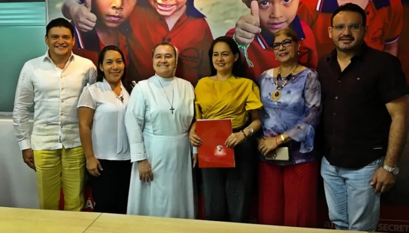 Tito Crissien, las rectoras de las Escuelas y Dagoberto Barraza.