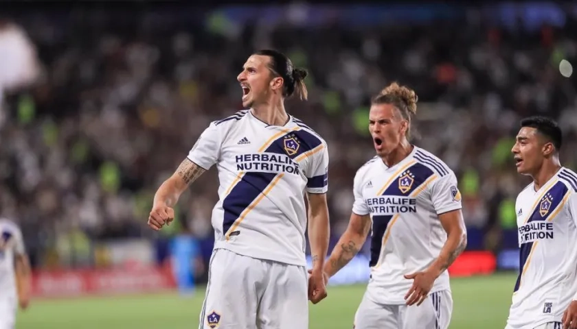 Zlatan Ibrahimovic celebra una de sus anotaciones. 