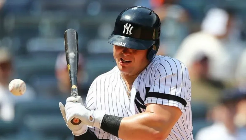 Momento del pelotazo a Luke Voit. 