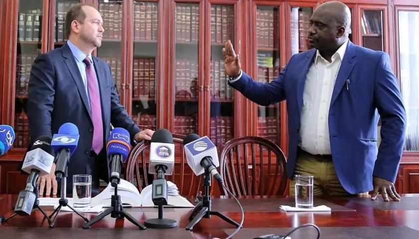 El presidente del Senado, Lidio García Turbay y 'Benkos Biohó'.