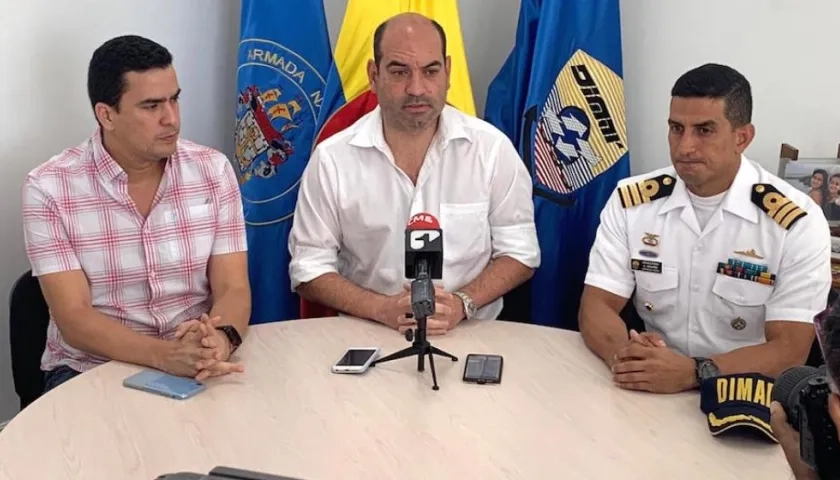 El Director de Asoportuaria, Lucas Ariza; el Director de Cormagdalena, Pedro Pablo Jurado y el Capitán de Puerto, Carlos Urbano Montes.