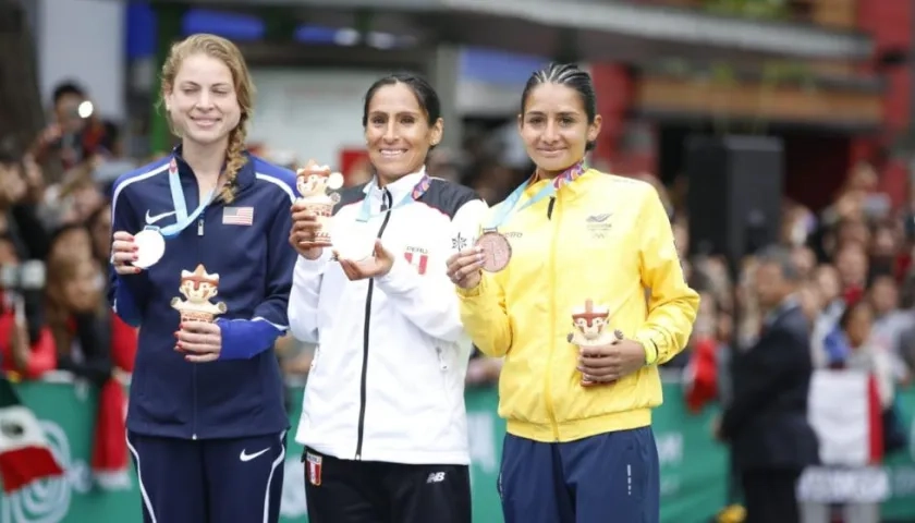 Angie Orejuela en el podium y mostrando su medalla de bronce