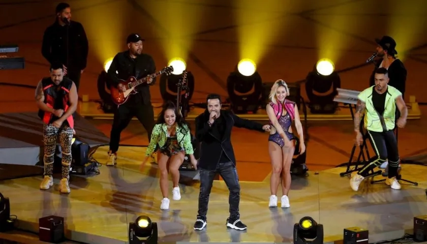 El puertorriqueño Luis Fonsi en medio de su presentación.