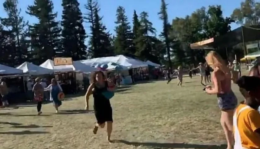 Personas huyen del lugar del tiroteo en California.