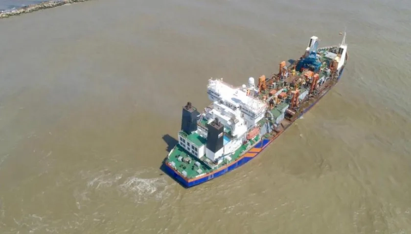 La draga 'Lelystad' trabajando en el sector de Bocas de Ceniza.