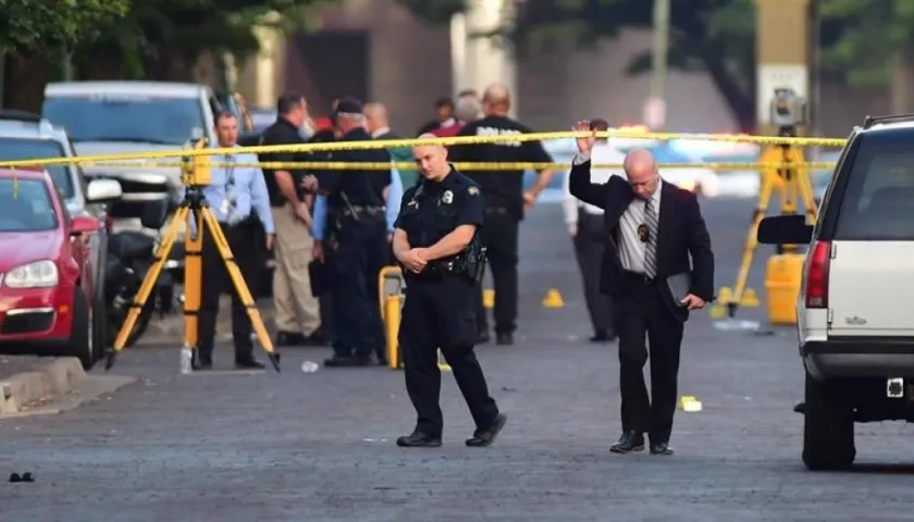 Varios agentes llegaron casi inmediatamente y abatieron al atacante.