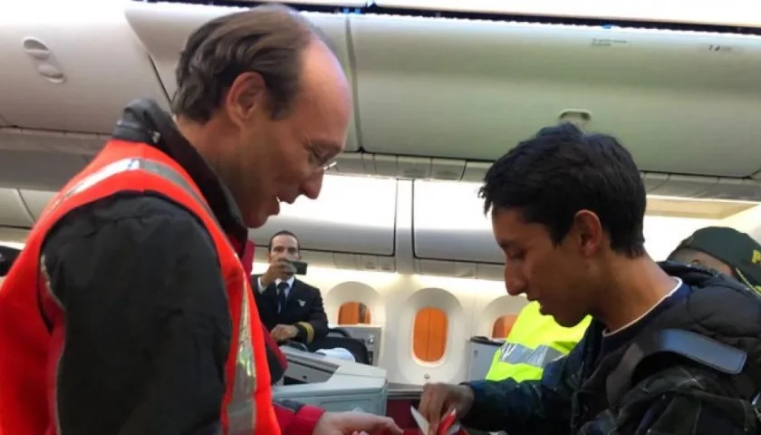 Egan Bernal firma autógrafos en el avión.