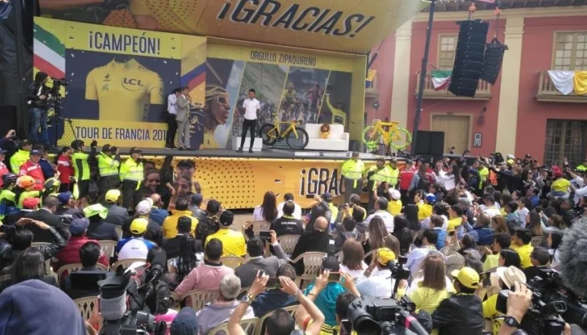 Egan Bernal en la Plaza de Zipaquirá.