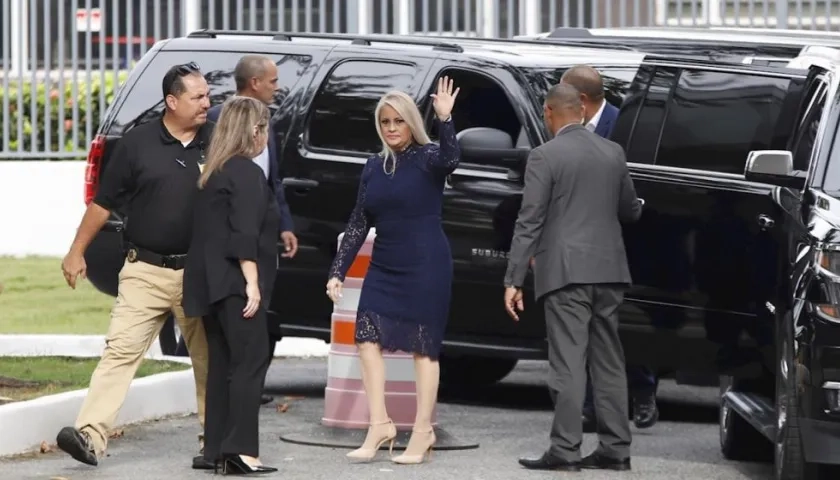 La secretaria de Justicia de Puerto Rico, Wanda Vázquez (c) saluda este miércoles a la entrada del Tribunal Supremo, donde juró como nueva gobernadora de Puerto Rico, en San Juan (Puerto Rico). 