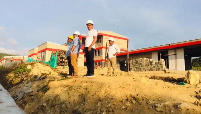 Alcalde de Puerto Colombia inspecciona lote en conflicto.