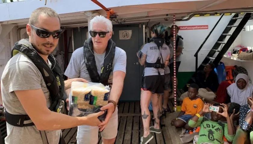 El actor Richard Gere entregando víveres para 121 inmigrantes africanos.