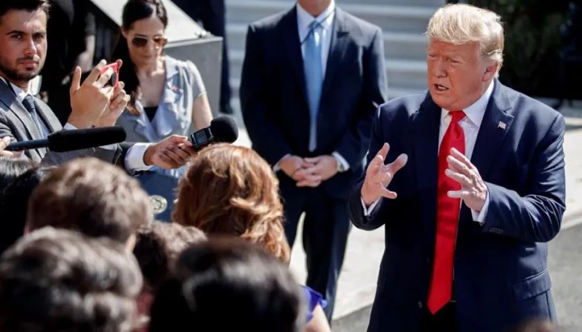 Donald Trump dialoga con periodistas.