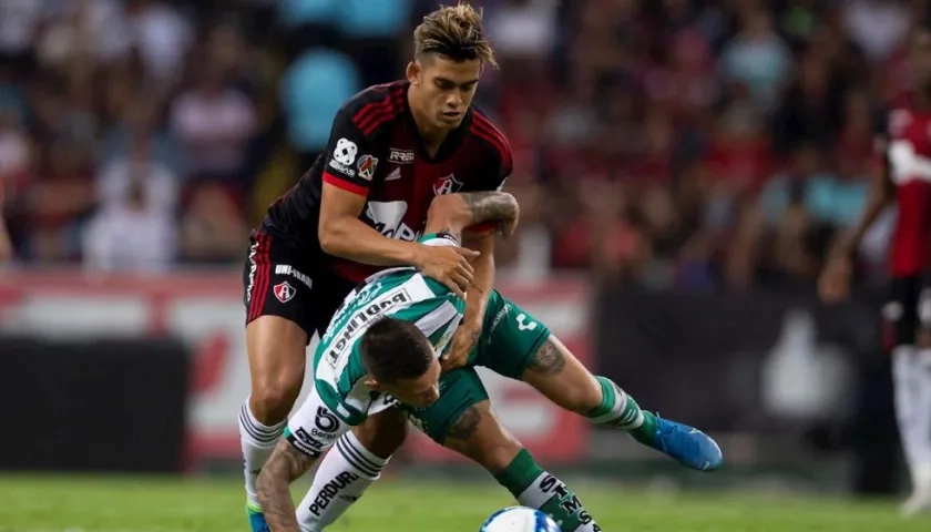 El colombiano Andrés Andrade (i) de Atlas.