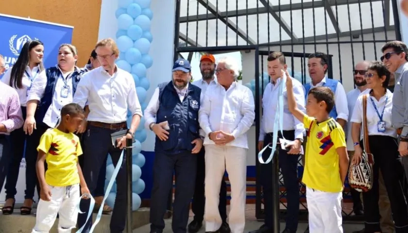 El Defensor del Pueblo Carlos Negret y el Alcalde Joao Herrera, presidiendo el acto.