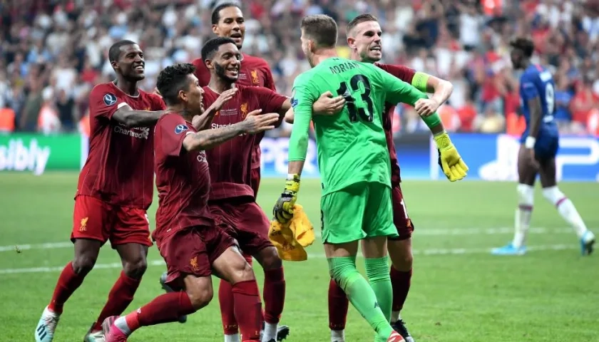 Jugadores del Liverpool celebran con su portero Adrián. 