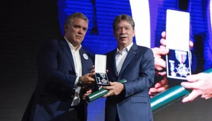 Presidente Duque entrega la Orden al Mérito Empresarial a la ANDI, recibe Bruce Mac Master. 