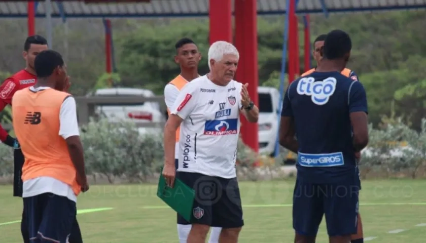 El DT Julio Comesaña en el entrenamiento previo al partido ante Independiente SantaFe.
