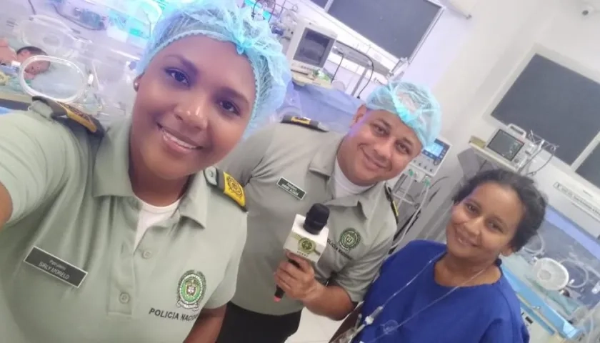 Patrulleros visitan a Danabel Durán en la Clínica de Maternidad Rafael Calvo..