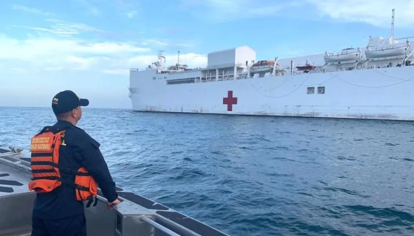 El buque hospital en el puerto de Santa Marta.